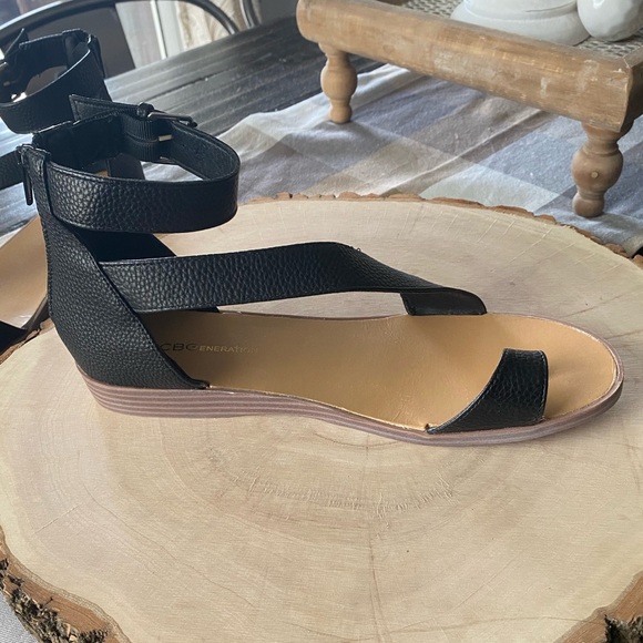 BCBGeneration Toe Loop Ankle Buckle Sandals NWOT - Picture 5 of 10
